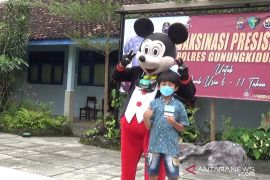 Polres Gunung Kidul menghadirkan "Mickey Mouse" dalam vaksinasi 6-11 tahun