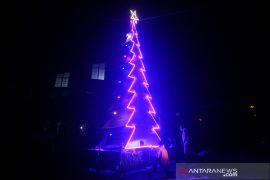 Kreasi pohon Natal dari masker