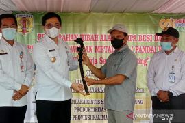 Para pengrajin logam di Desa Muara Rintis dapat bantuan hibah alat tempa besi