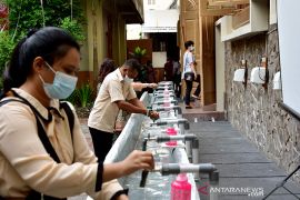 Ibadah misa malam Natal di Ambon terapkan protokol kesehatan, perangi COVID -19