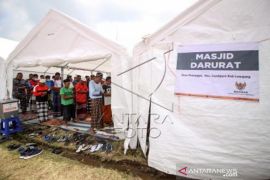 Shalat Jumat Di Masjid Darurat posko Pengungsian