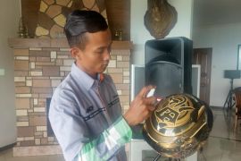 Pentingnya rawat helm di musim hujan