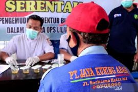 Polres Madiun gelar tes urine bagi sopir bus di Terminal Caruban