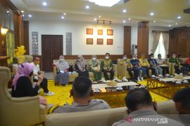 Barito Kuala offers umrah gifts, motivates residents to get vaccinated