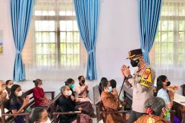 Kapolres Enrekang pantau pelaksanaan ibadat natal di gereja