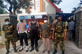 Banser Jember siagakan anggota amankan gereja pada perayaan Natal
