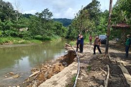 Peningkatan debit air gerus tepian jalan akibatkan longsor di Ulang, Loksado