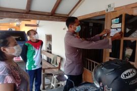 Polres Pekalongan Kota tempel stiker data vaksinasi di rumah  pemudik