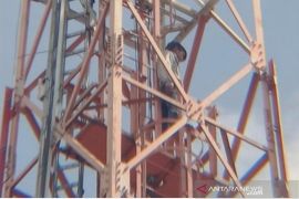 Minta sepeda motor seorang remaja nekat naik tower