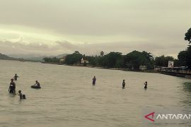 Objek wisata pantai natsepa sepi pengunjung, masih suasana Natal