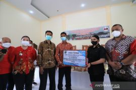PT. Cemaru Lestari Landak serahkan bagi hasil kebun plasma