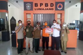 Pemkot Solok serahkan seton rendang dan uang tunai untuk korban Gunung Semeru