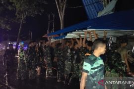 TNI bantu evakuasi warga korban angin kencang di Nabire Papua