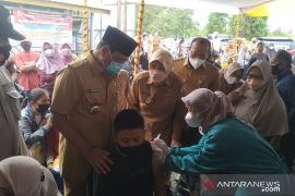 Kejar target, bupati pantau langsung vaksinasi di Kecamatan Alalak