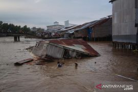 Dua rumah warga ambles ke sungai
