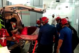 Damkar bantu pria obesitas yang jatuh di Kelapa Gading Jakut ke RS