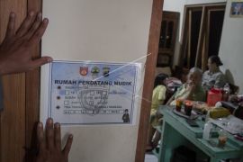 Penempelan stiker rumah pendatang mudik