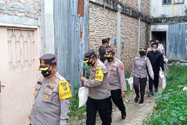 Kapolres Batubara berikan paket Natal dan Tahun Baru di kampung donor darah