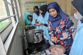 Tim dosen UMM latih warga membuat bakso rumput laut