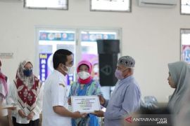 Pemkot Solok serahkan bantuan hibah peralatan ke Industri Kecil Menengah