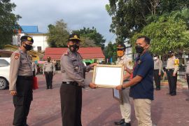 Kapolsek Bukit Raya Pekanbaru terima penghargaan dari berbagai sektor