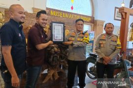 Polisi halau mobilitas masyarakat di perbatasan Surabaya mulai pukul 17.00