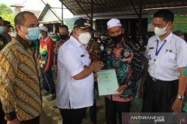 Kantor Pertanahan serahkan sertifikat tanah kepada warga dan UMKM