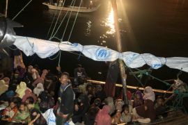 120 warga etnis Rohingya dievakuasi ke daratan Aceh Utara