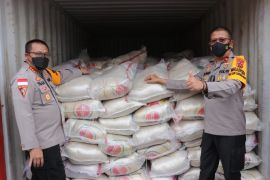 Kapolri bantu 100 ton beras untuk percepatan vaksinasi