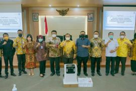 Antisipasi omicron, Ketua Golkar Jatim serahkan oksigen konsentrator ke dinkes