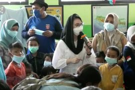 Arumi Bachsin sambangi anak-anak terdampak erupsi Semeru