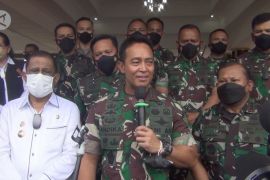 Panglima TNI tinjau vaksinasi massal di Ambon