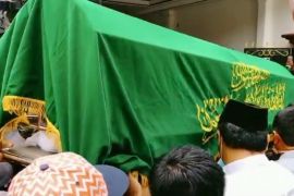 Jenazah Haji Lulung tiba di rumah duka
