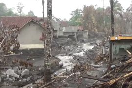 Permukiman terendam lahar Semeru, petugas bangun tanggul