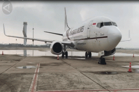 Pesawat kargo terbang perdana di BIJB Kertajati