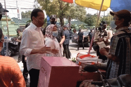 Presiden Jokowi serahkan bantuan ke ratusan PKL di Ngawi