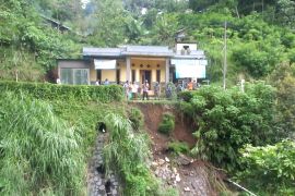 Dinding penahan tanah di Jember ambrol, 2 rumah nyaris longsor