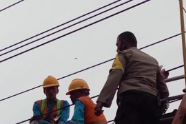 Perbaiki atap, Warga tersengat listrik meninggal dunia