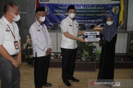 Para juara MTQ diberikan bonus uang pembinaan dari Pemkab HST