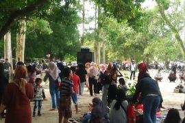 Objek wisata Pantai Liang dipadati ribuan pengunjung saat libur tahun baru