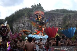 Tari Kecak "Garuda Wisnu Kencana" Bali hibur wisatawan libur Tahun Baru