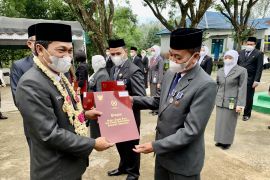 Puluhan PNS Kantor Kemenag Balangan terima satya lencana