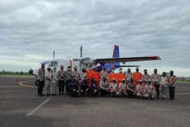 Pesawat Cassa Barhankam Polri angkut tim vaksinator ke Kerinci