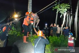 Dua kakek terjebak banjir lahar dingin Semeru dievakuasi