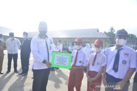 BAZNas Sawahlunto bantu biaya sekolah 50 orang pelajar madrasah