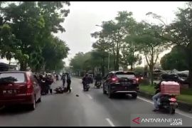 Solar tumpah di jalan Pekanbaru, pengendara motor sempat tergelincir