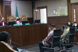Hakim pada terdakwa suap pajak: Jangan setengah-setengah kalau bantah dakwaan