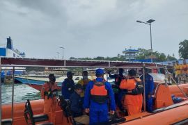 Tim SAR masih mencari satu korban kecelakaan kapal di perairan Buru, begini kronologinya
