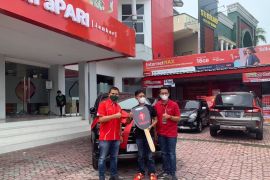 Guru SD di Situbondo dapat hadiah mobil dari Telkomsel