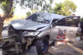 Pajero hantam pembatas jalan, dua korban dilarikan ke RSUD Arifin Achmad Pekanbaru
